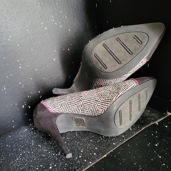 Lulu Townsend Black & White with Pink Highlights Heels (8) - Picture 7 of 8